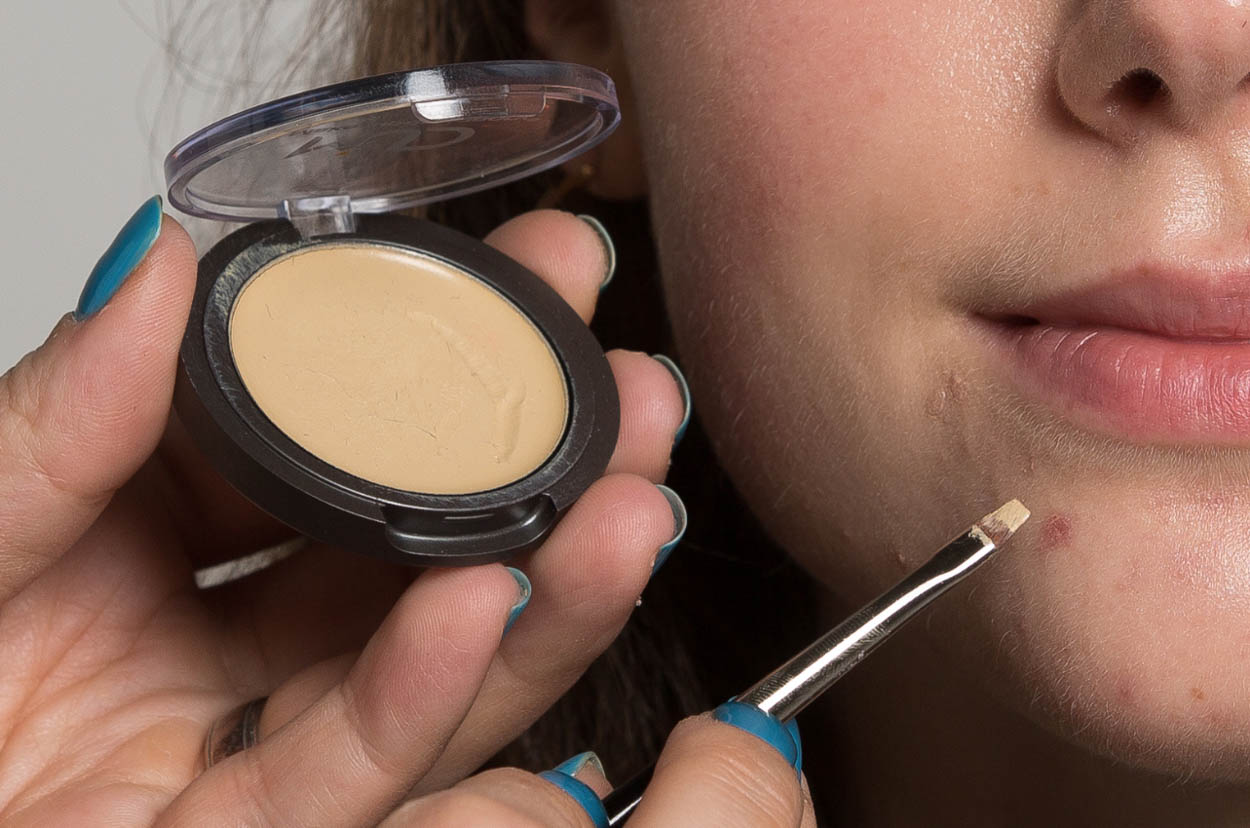 Hautperfektion – wie decke ich Rötungen und Pickel ab? - ID14024_02.jpg?v=1566310422