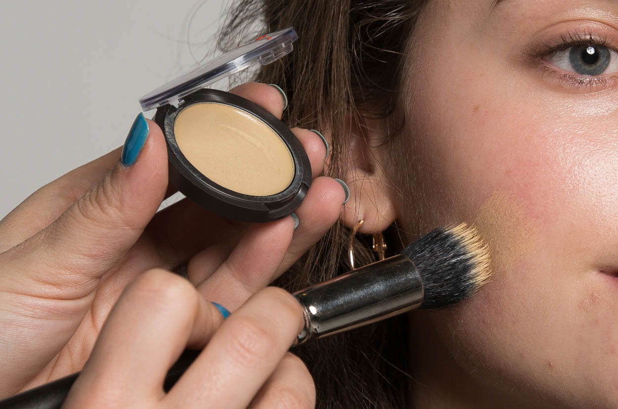 Hautperfektion – wie decke ich Rötungen und Pickel ab? - ID14024_03.jpg?v=1566310422