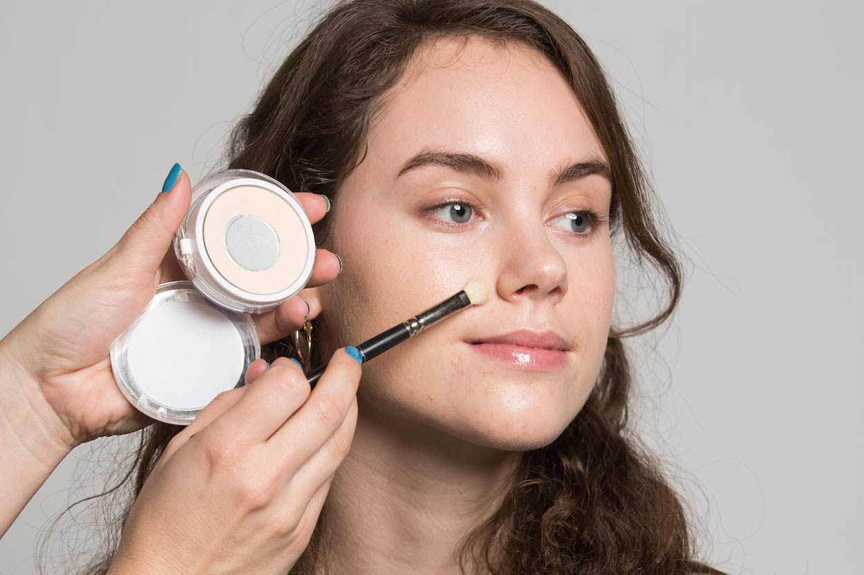 Hautperfektion – wie decke ich Rötungen und Pickel ab? - ID14024_04.jpg?v=1566310422