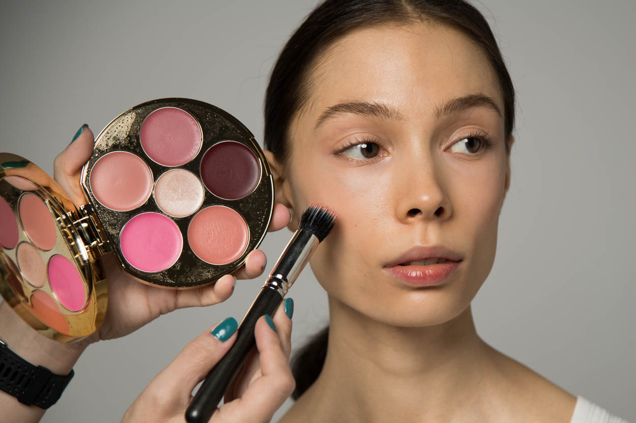 Frühlingstrend 2019: Der Glossy / Nude Look - ID14398_05.jpg?v=1566310432