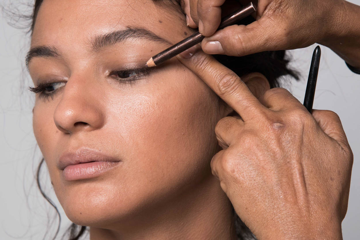 Ein Makeup inspiriert von schwarzer, dunkler, süsser Schokolade - ID14412_01.jpg?v=1566310433